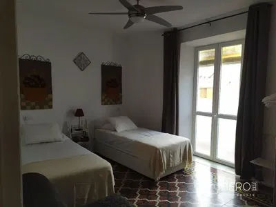 Salon; podłoga drewniana, światło dzienne, styl nowoczesny, wysokie sufity