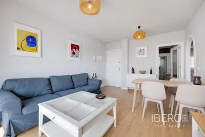 Salon; podłoga drewniana, światło dzienne, styl nowoczesny, wysokie sufity