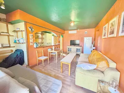 Salon; podłoga drewniana, światło dzienne, styl nowoczesny, wysokie sufity