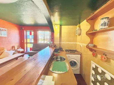 Salon; podłoga drewniana, światło dzienne, styl nowoczesny, wysokie sufity