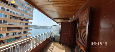 Salon; podłoga drewniana, światło dzienne, styl nowoczesny, wysokie sufity