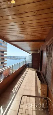 Salon; podłoga drewniana, światło dzienne, styl nowoczesny, wysokie sufity