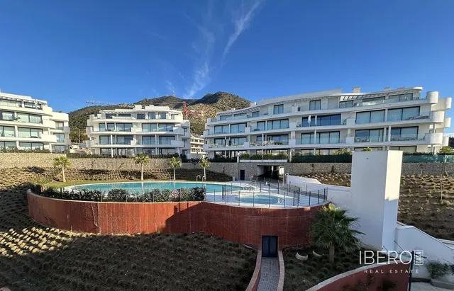 Living room; wood floor, natural light, modern style, high ceiling