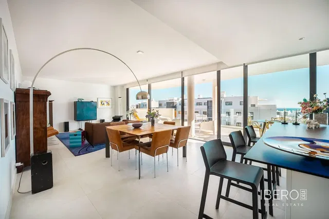 Living room; wood floor, natural light, modern style, high ceiling