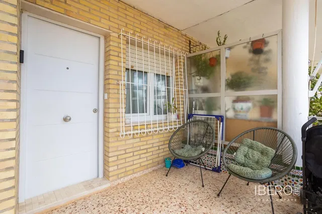 Wohnzimmer; holzboden, tageslicht, moderner stil, hohe decken