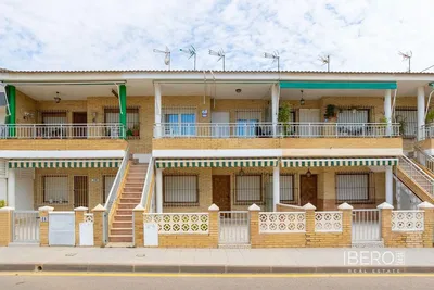 Salon; podłoga drewniana, światło dzienne, styl nowoczesny, wysokie sufity