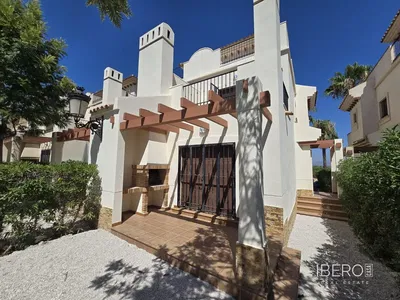 Wohnzimmer; holzboden, tageslicht, moderner stil, hohe decken