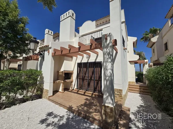 Wohnzimmer; holzboden, tageslicht, moderner stil, hohe decken