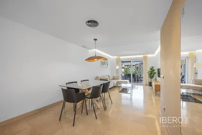 Σαλόνι; ξύλινο πάτωμα, φυσικό φως, μοντέρνο στυλ, ψηλά ταβάνια