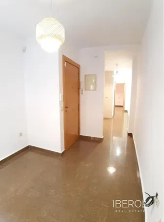 Living room; wood floor, natural light, modern style, high ceiling
