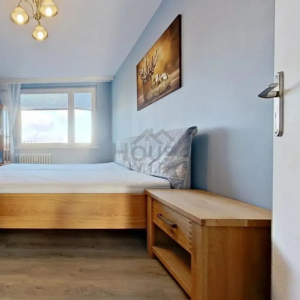 Salon; parquet, lumière naturelle, style moderne, hauteur sous plafond