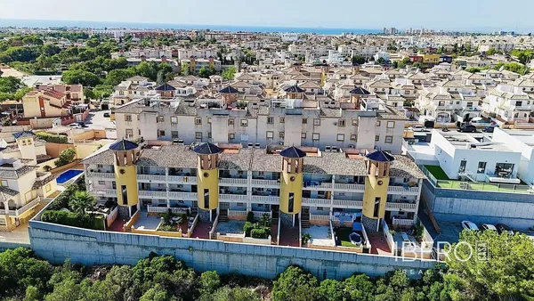 غرفة معيشة; أرضية خشبية, ضوء طبيعي, أسلوب عصري, أسقف عالية