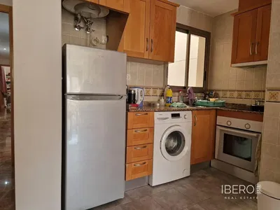 Salon; podłoga drewniana, światło dzienne, styl nowoczesny, wysokie sufity