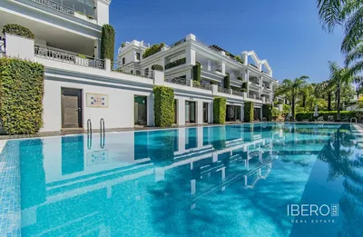 Soggiorno; pavimento in legno, luce naturale, stile moderno, soffitti alti