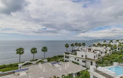 Soggiorno; pavimento in legno, luce naturale, stile moderno, soffitti alti