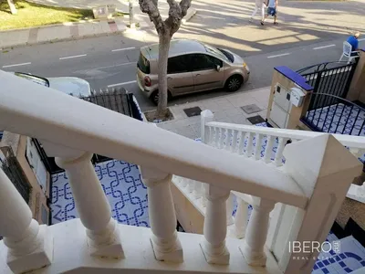 Salon; podłoga drewniana, światło dzienne, styl nowoczesny, wysokie sufity