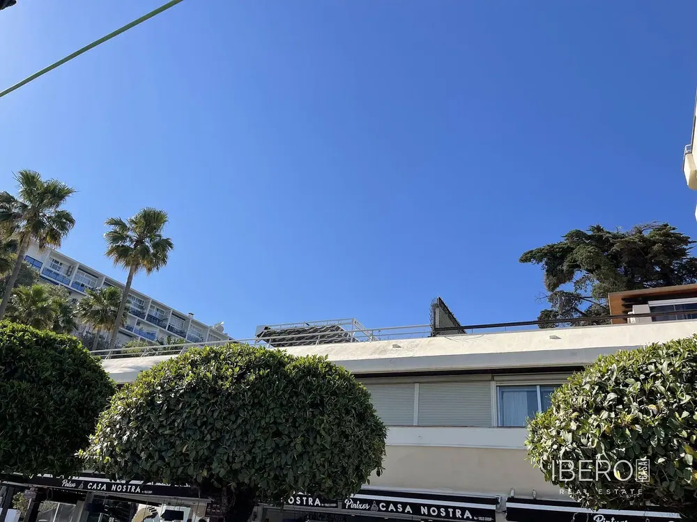 Soggiorno; pavimento in legno, luce naturale, stile moderno, soffitti alti