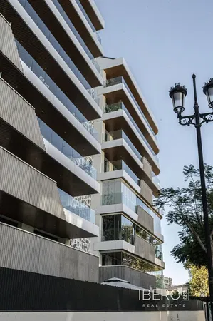 Soggiorno; pavimento in legno, luce naturale, stile moderno, soffitti alti