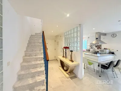 غرفة معيشة; أرضية خشبية, ضوء طبيعي, أسلوب عصري, أسقف عالية