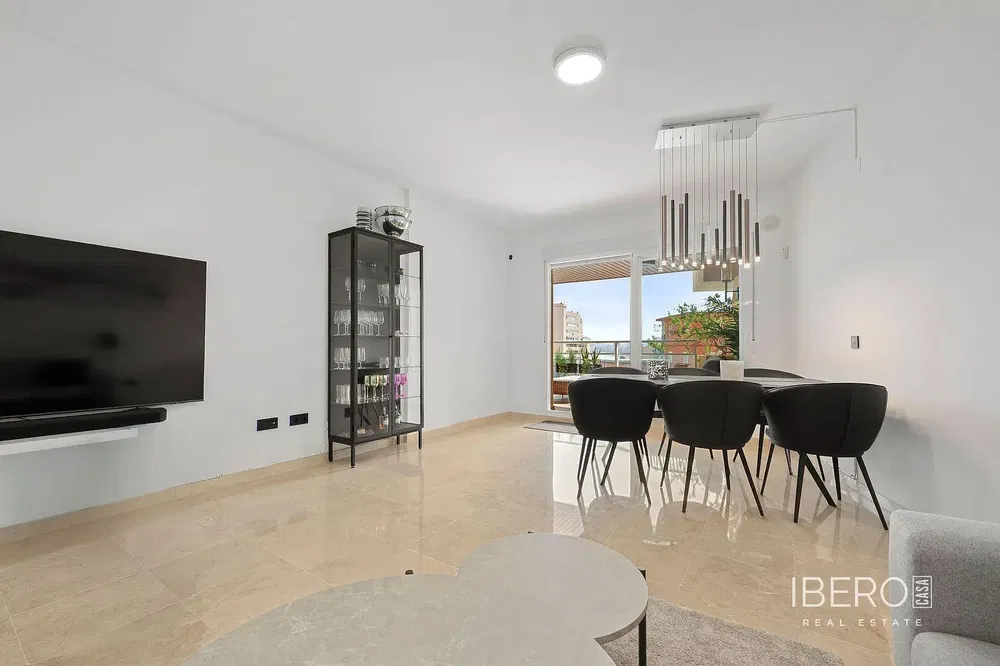 Wohnzimmer; holzboden, tageslicht, moderner stil, hohe decken