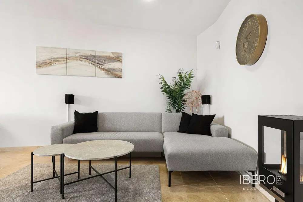 Wohnzimmer; holzboden, tageslicht, moderner stil, hohe decken