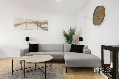 Wohnzimmer; holzboden, tageslicht, moderner stil, hohe decken