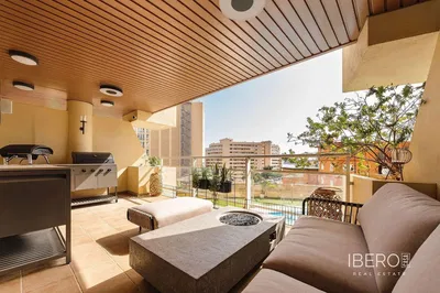 Wohnzimmer; holzboden, tageslicht, moderner stil, hohe decken