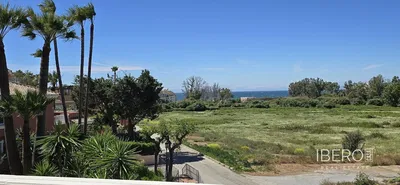 Salón; suelo de madera, luz natural, estilo moderno, techos altos