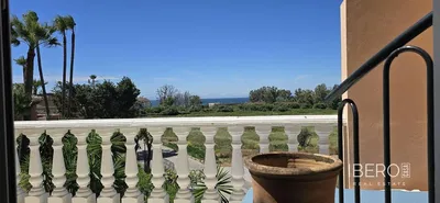 Salón; suelo de madera, luz natural, estilo moderno, techos altos