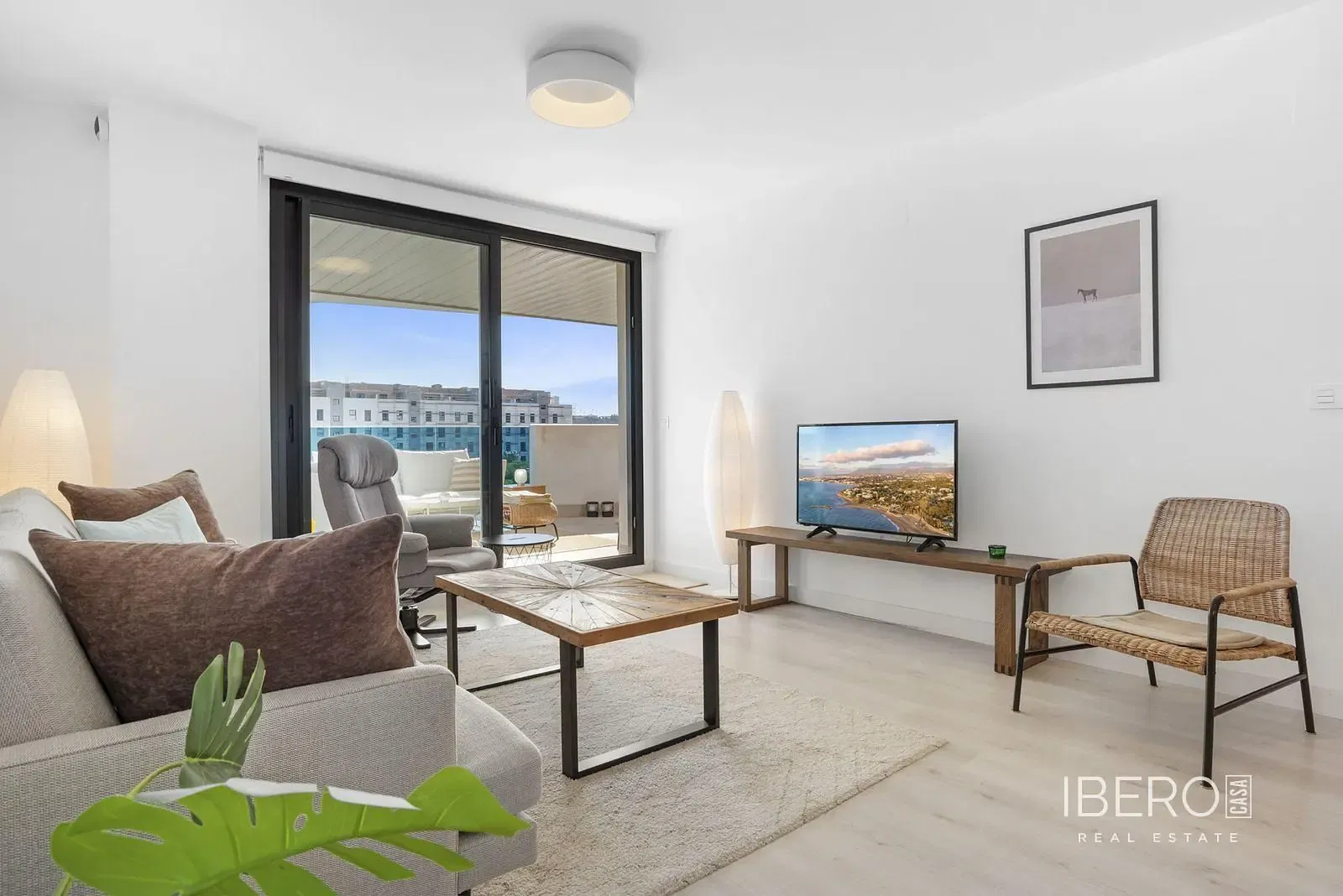 Salon; parquet, lumière naturelle, style moderne, hauteur sous plafond