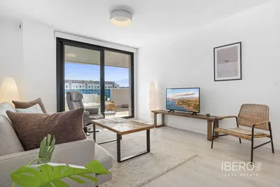 Salon; parquet, lumière naturelle, style moderne, hauteur sous plafond