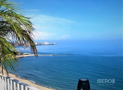 Дневна соба; дрвени под, природно светло, модерни стил, високи плафони