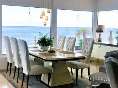 Дневна соба; дрвени под, природно светло, модерни стил, високи плафони