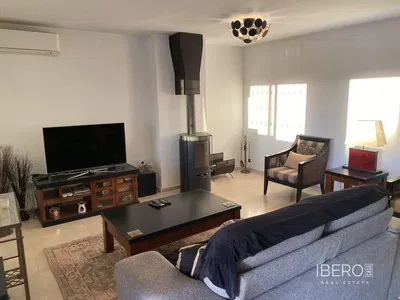 Salon; parquet, lumière naturelle, style moderne, hauteur sous plafond