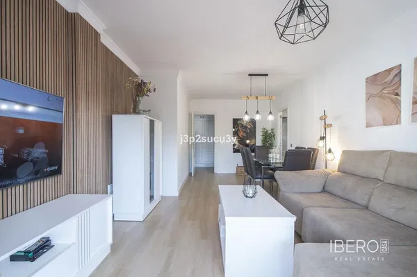 Oturma odası; ahşap zemin, doğal ışık, modern stil, yüksek tavan