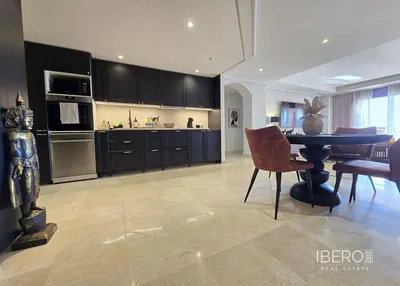 Salón; suelo de madera, luz natural, estilo moderno, techos altos