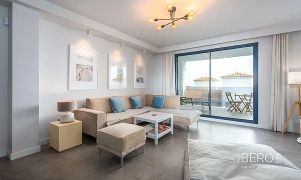 Σαλόνι; ξύλινο πάτωμα, φυσικό φως, μοντέρνο στυλ, ψηλά ταβάνια