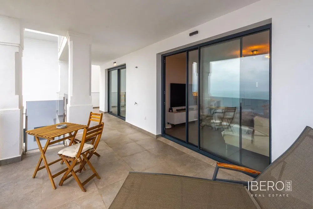 Σαλόνι; ξύλινο πάτωμα, φυσικό φως, μοντέρνο στυλ, ψηλά ταβάνια