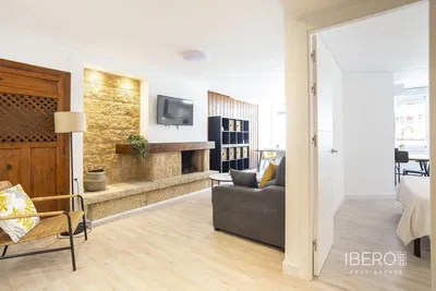 Wohnzimmer; holzboden, tageslicht, moderner stil, hohe decken