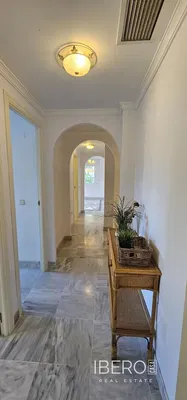 Дневна соба; дрвени под, природно светло, модерни стил, високи плафони