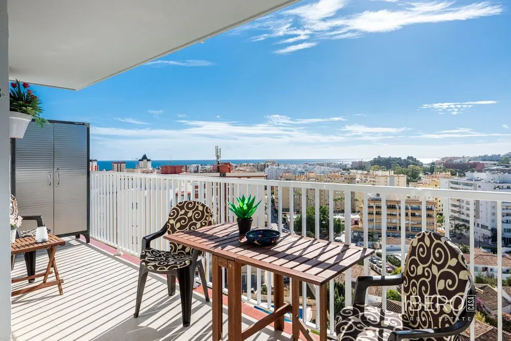 Дневна соба; дрвени под, природно светло, модерни стил, високи плафони