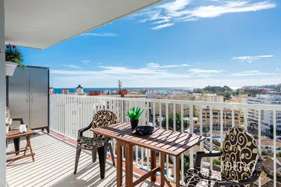 Дневна соба; дрвени под, природно светло, модерни стил, високи плафони