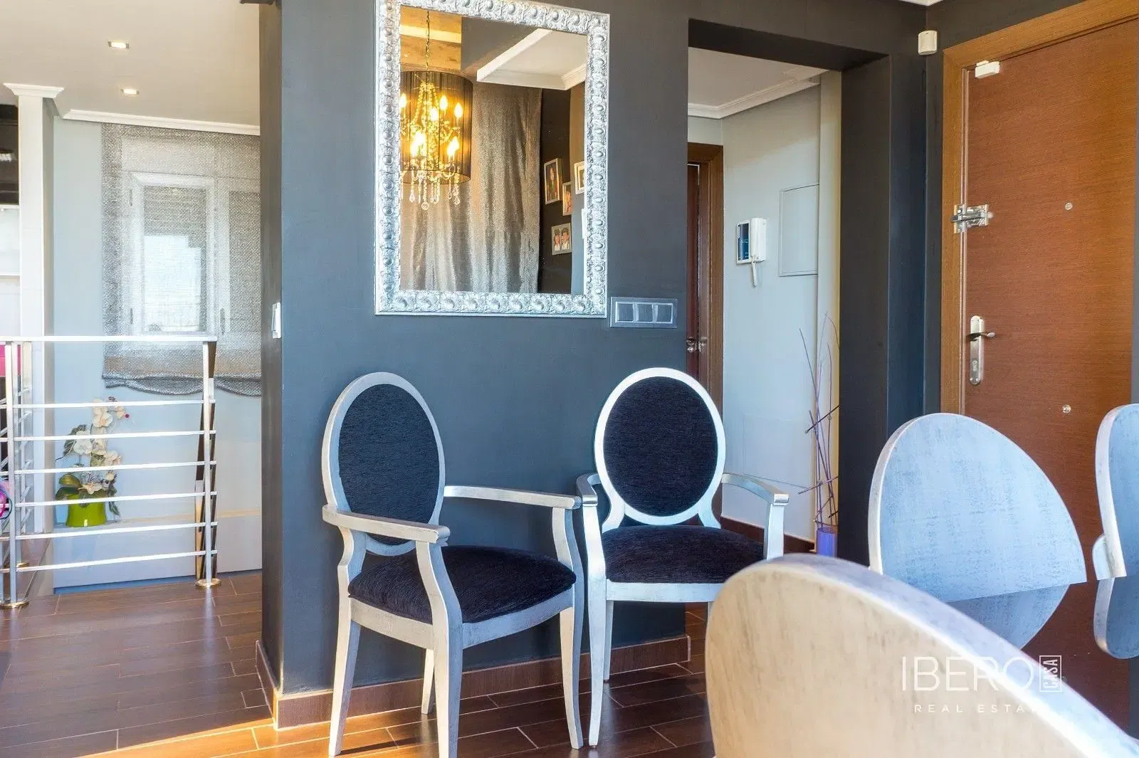 Salón; suelo de madera, luz natural, estilo moderno, techos altos