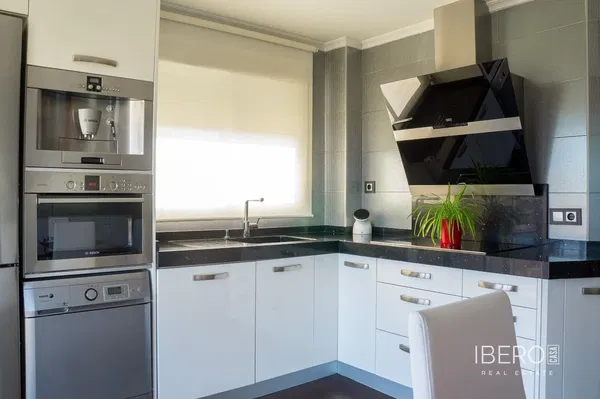 Wohnzimmer; holzboden, tageslicht, moderner stil, hohe decken