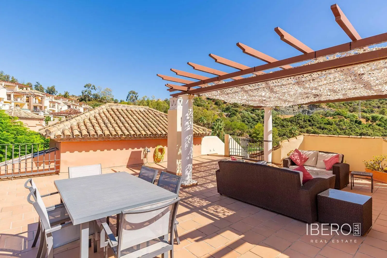 Salon; podłoga drewniana, światło dzienne, styl nowoczesny, wysokie sufity