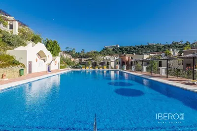 Salon; podłoga drewniana, światło dzienne, styl nowoczesny, wysokie sufity