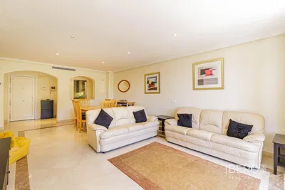 Salon; podłoga drewniana, światło dzienne, styl nowoczesny, wysokie sufity