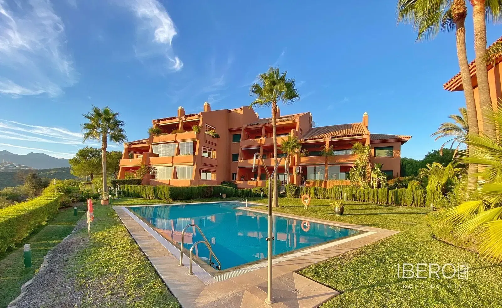 Woonkamer; uitzicht, natuurlijk licht, houten vloer, hoge plafonds, moderne stijl