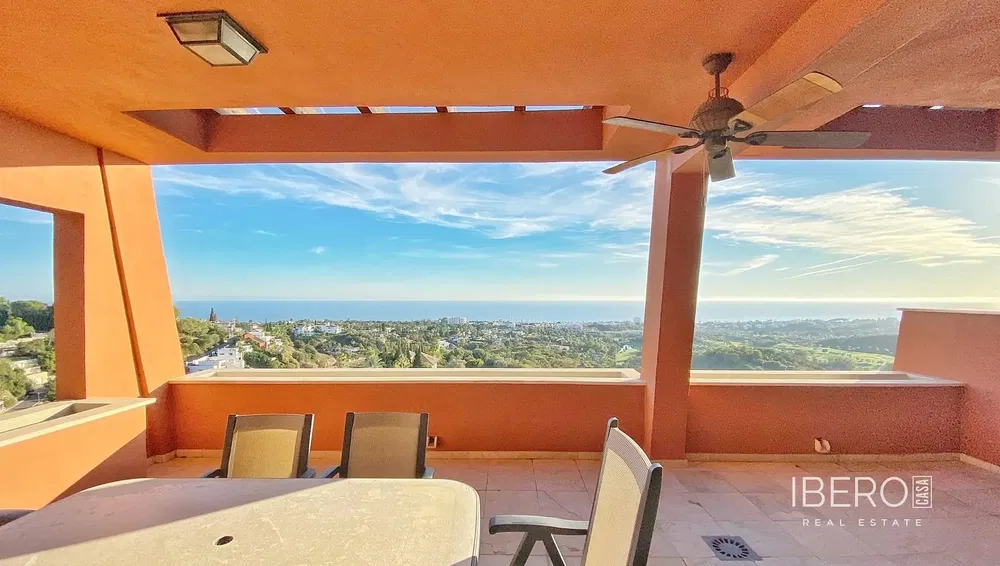 Woonkamer; houten vloer, natuurlijk licht, moderne stijl, hoge plafonds