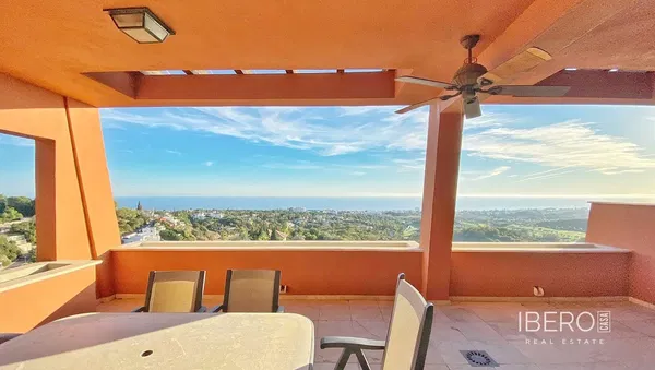 Woonkamer; houten vloer, natuurlijk licht, moderne stijl, hoge plafonds